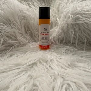 The Body Shop Vitamin C Skin Boost Instant Smoother - Orange and Black